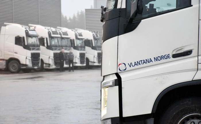 Det er fortsatt full rulle ved Vlantana Norges parkeringsplass og verksted i Brages veg på Gardermoen. Foto: Stein Inge Stølen