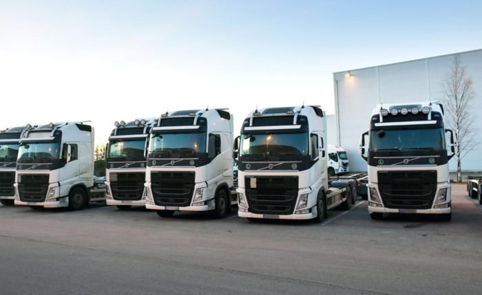 Flere av bilene på dette bildet er nå tatt i beslag av politiet. Foto: Stein Inge Stølen