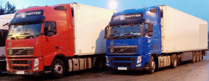 FIKK FORELEGG: Sjåføren av disse to vogntogene unnlot også å stoppe for kontroll. Begge har fått 6.000 kroner i forelegg. Foto: Privat