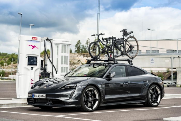 HEKTISK HVERDAG: Med mange yrkessjåfører, kontorpendlerer og fritidsreisende, er det ikke mangel på utfordringer for Rebekka og sine medarbeidere. De tar alle utfordringene på strak arm! Foto: Jamieson Pothecary