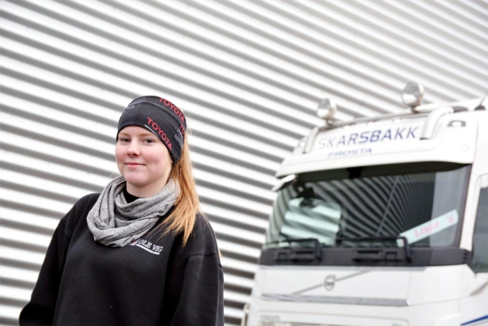 Sjåføryrket er langt mer tilrettelagt for kvinner enn mange av de tradisjonelle kvinneyrkene, sier Elin Kvilås, som har prøvd begge deler. Foto: Lars Thorvaldsen