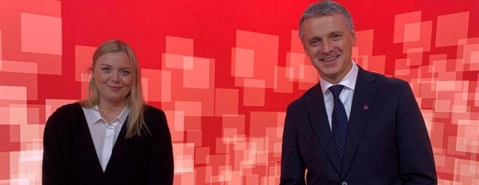 Olje- og energiminister Tina Bru og vassdrags- og energidirektør Kjetil Lund under presentasjonen av NVEs årlige rapport, som beskriver utviklingen av kraftmarkedet i Norden og resten av Europa. Foto: NVE