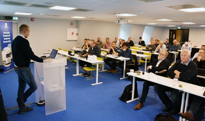 Arild Olsbakk legger frem sine bekymringer for øvrige NLF-medlemmer og representanter for myndighetene. Foto: Stein Inge Stølen