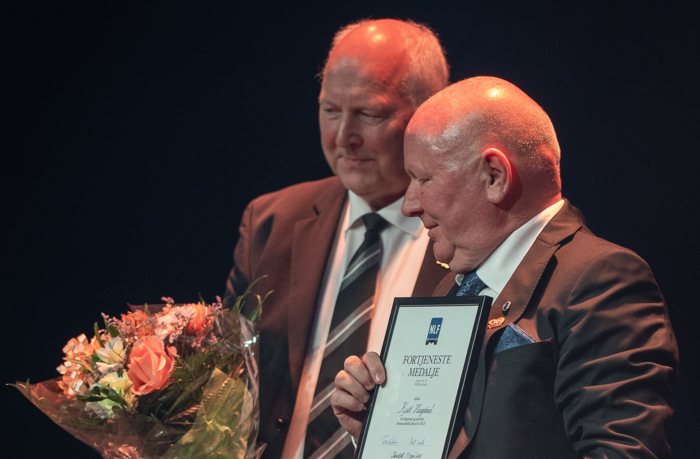 NLFs FORTJENESTEMEDALJE I GULL: Tildeling til Kjell Haugland. Foto: Jan Egil Sandstad