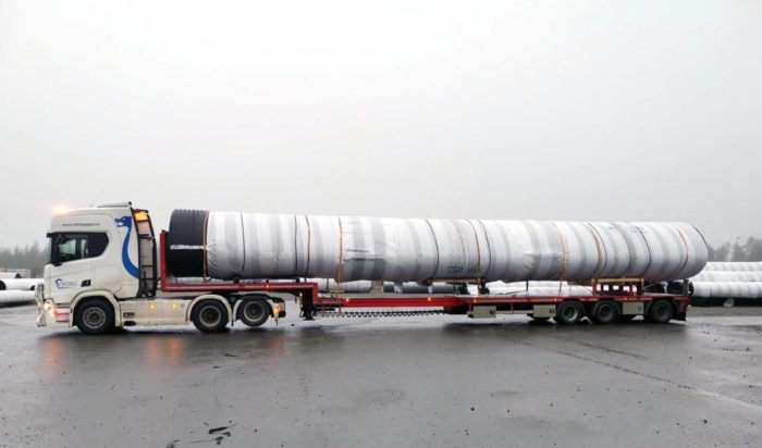 Det kommer stadig inn gods som ikke kan fraktes med tradisjonelle kjøretøylengder. Her kjøres rør med lengde på over 20 meter til Verdal. Foto: Viking Svensrud Transport