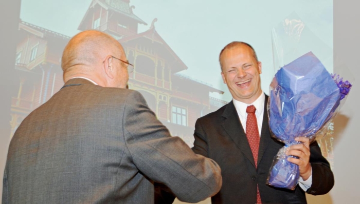 BLOMSTER: Samferdselsministeren fikk blomster fra forbundsleder Per Madsen under NLFs Landsmøte i sommer. Nå får han verbalt påfyll fra NLF-sjef Geir A. Mo. Foto: Stig Odenrud