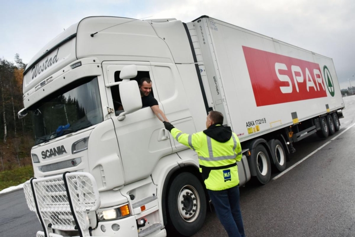 Her deler NLF-direktør Geir A. Mo ut viktig informasjon om bruk av vinterutstyr til en sjåfør i medlemsbedriften O. Westad & Sønner AS. Foto: Stein Inge Stølen