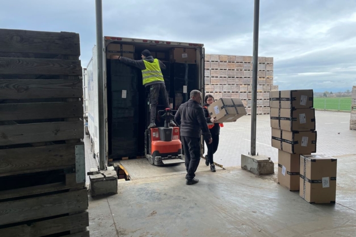 HIT, MEN IKKE LENGER: Hjelpesendingen måtte losses av på dette lageret like ved grensen til Ukraina. Foto: Privat.  