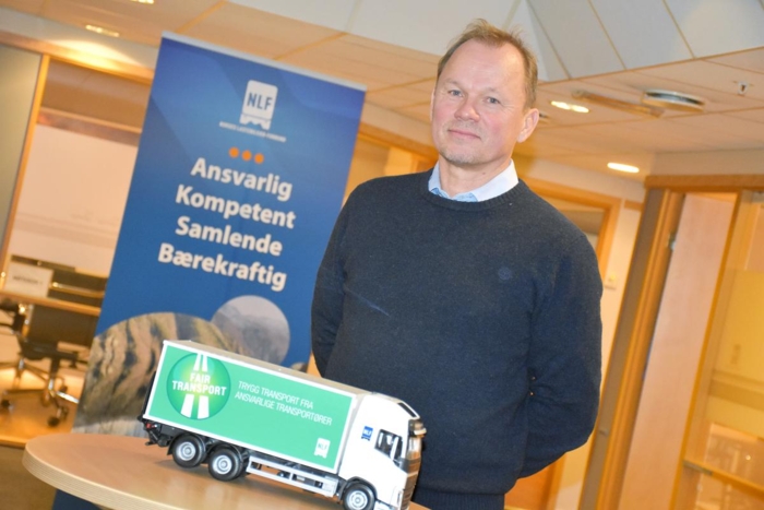 Det er et hav av dekk på markedet. Hvordan finner du det som passer ditt bruk? Torleiv Dalen Haukenes i Dekkmann kan hjelpe. Foto: Stein Inge Stølen