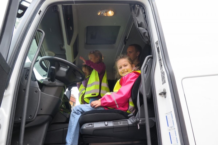 "Sånn! Nå har jeg lært å vinke." Skoleelevene på Liland skole lærer hvordan det er å sitte i hytta og vinke til dem på veien, og motsatt. (Fotoet er tatt ved et tidligere års Venner på veien-besøk.) Foto: NLF