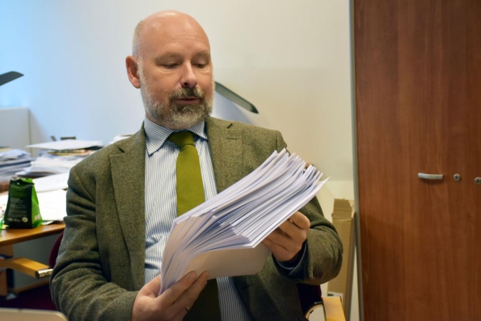 Søren Hylstrup Larsen er direktør i lobbyorganisasjonen NLA som arbeider på vegne av blant annet NLF i Brussel. Han gjennomgår nå en hel rekke alternative forslag som kom inn i aller siste liten før avstemningen. Foto: Stein Inge Stølen