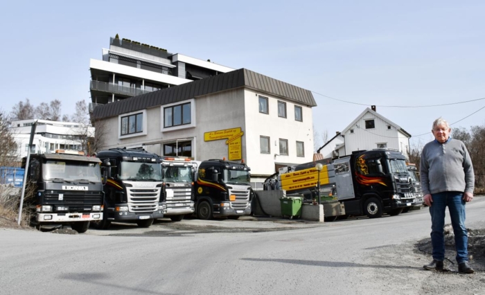 Huset er relativt uendret, men både bilene og bebyggelsen rundt har endret seg stort siden 60-tallet. Foto: Stein Inge Stølen