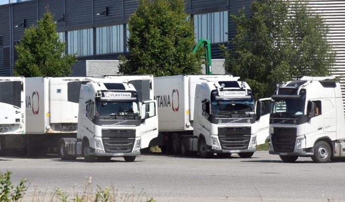 Her byttes det tralle mellom to Vlantana-trekkvogner. Et slikt tilfelle ble nylig anmeldt av Statens vegvesen da dokumentasjonen som fulgte med ikke fulgte lovpålagte krav. Foto: Stein Inge Stølen