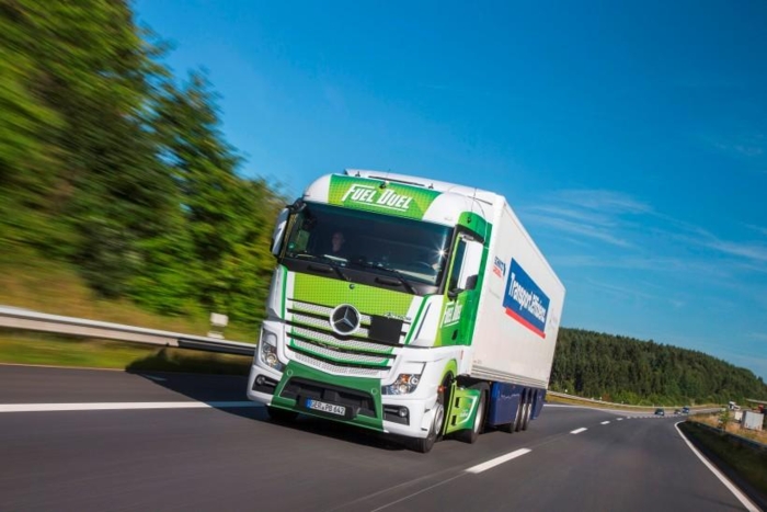 Testsjåførene fikk ned forbruket til 3,18 liter per mil på 2016-modellen. Det er 22 prosent lavere enn ved 1996-modellen. Foto: Mercedes-Benz