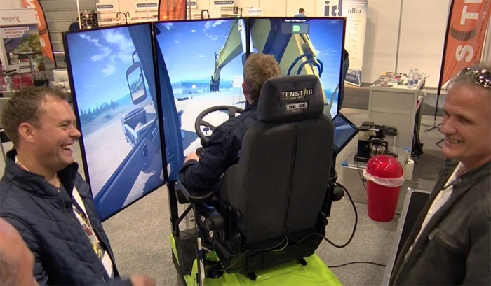 I hall B kan du prøve en gravemaskin-simulator. Det høres moro ut, og det er enda gøyere enn det høres ut! Foto: Stein Inge Stølen