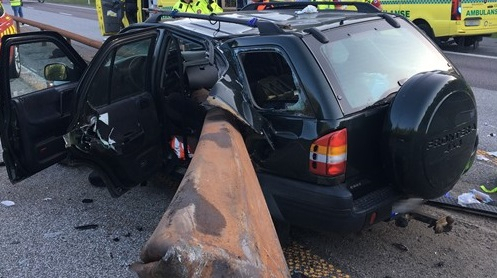 STYGG ULYKKE: En 6 meter lang rekkverkslengde penetrerte personbilen. Foto: Politiet