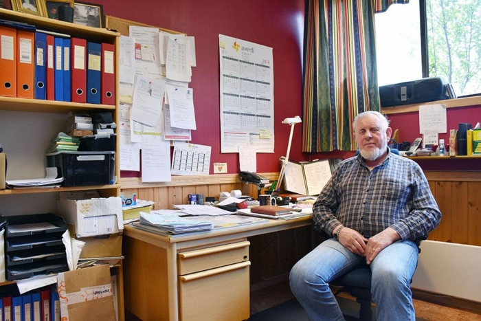 Fortsatt på jobb: Jan Petter har nå fylt 73 år og har overlatt hoveddriften til sønnen Stian. Men han er ikke klar for å gi seg enda, og sitter selv bak rattet på skolebussen i Skaidi. Foto: Stein Inge Stølen