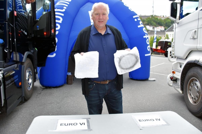 Forbundsleder Tore Velten viste med enkle grep hva 10 års miljøutvikling betyr i praksis. Foto: Stein Inge Stølen