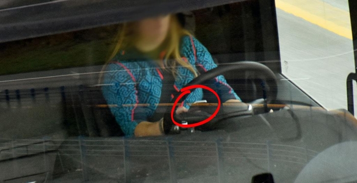 Dette er et altfor vanlig syn blant norske yrkessjåfører. Løsninger som SafeDrivePod kan være en god måte å redusere ulovlig mobilbruk blant sjåfører. Foto: Stein Inge Stølen