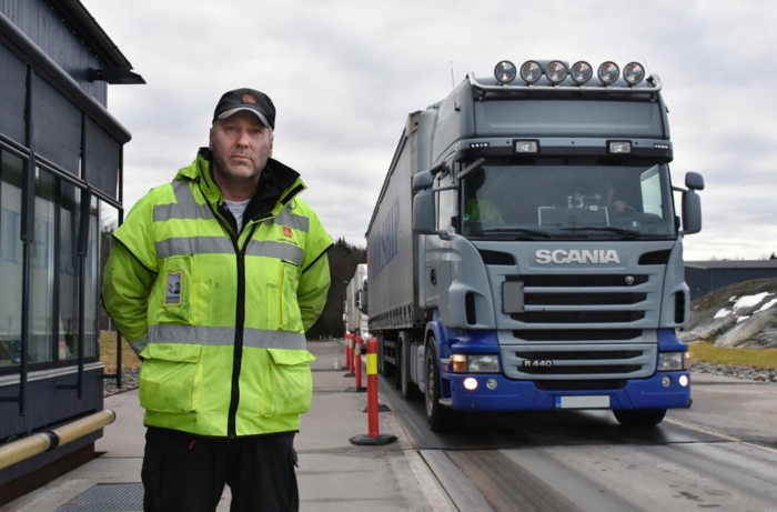 Øyvind Grotterød er fagleder ved Statens vegvesen på Svinesund. Han bekrefter en urovekkende utvikling med grensekryssende varebiler. Foto: Stein Inge Stølen