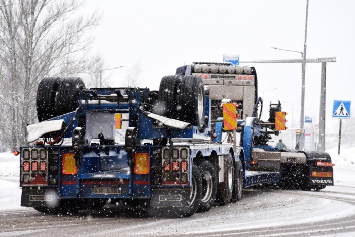 Når en driver med spesialtransport med et tosifret antall aksler, er det viktig å ha kompetansen i orden. Foto: Stein Inge Stølen