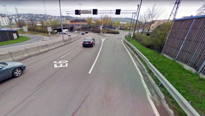 Da hjulene låste seg, fikk hengeren sleng og tok med seg en personbil på motorveien like før avkjørselen til Vålerenga.