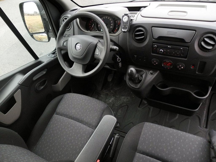 OVERSIKTLIG: Interiøret er ikke plaget av den store luksusfølelsen, men det er funksjonelt og oversiktlig. Foto: Jan Harry Svendsen