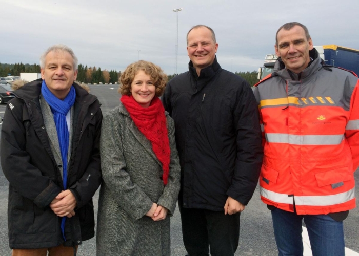Fra venstre: Regionsjef J.Kristian Bjerke i NLF, ordfører i Ski Tuva Moflag, Statsråd Ketil Solvik-Olsen og avdelingsdirektør i SVV Akershus, Nils Audun Karbø. Foto: NLF