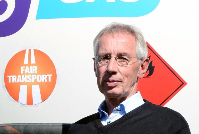 Tor Vidar Frydenlund mener det forplikter å kjøre med Fair Transport-merke på bilen. Foto: Jan Harry Svendsen