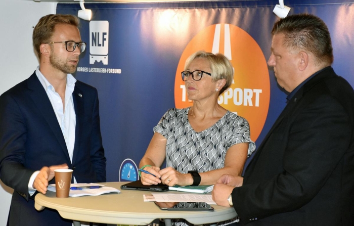 Nikolai Astrup (H) er ikke sikker på om bruk av reservasjonsretten er riktig fremgangsmåte, men vil ikke akseptere EU-pakken slik den foreligger. Liv-Signe Navarsete (SP) vil derimot vurdere å suspendere hele kabotasjeregelverket. Her sammen med NLF-direktør Geir A. Mo under debatt tidligere i sommer. Foto: Stein Inge Stølen