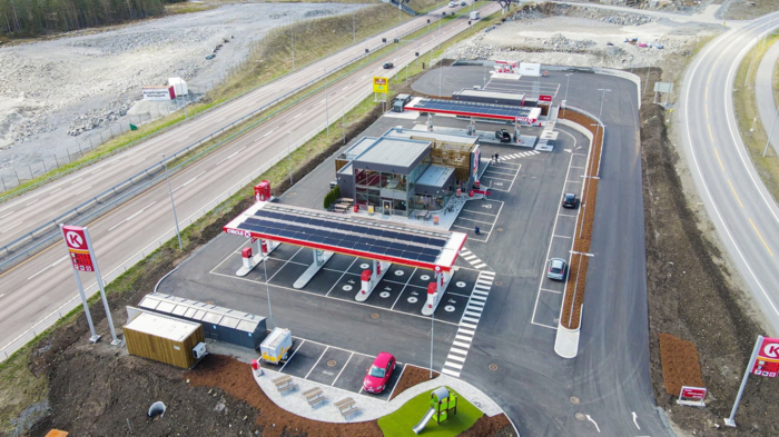 TILRETTELAGT: På flere av Circle K sine ladestasjoner er det tilrettelagt for lading av tungbil. Kongsbergporten er en av dem. Foto: Circle K