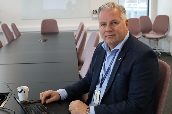 LANG FARTSTID I BRANSJEN: Jarle Viuls har i hele sitt yrkesaktive liv vært i Bertel O. Steen. Der har han gått gradene fra å være læregutt på verkstedet til å sitte i konsernledelsen. Nå går han inn i sitt 44. år i bedriften. Foto: Elisabeth Nodland