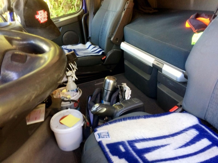 Arne eier sin egen bil og er ihuga NLF-er. Det ser en lett når en kikker inn i "kontoret". Foto: Reidar Retterholt