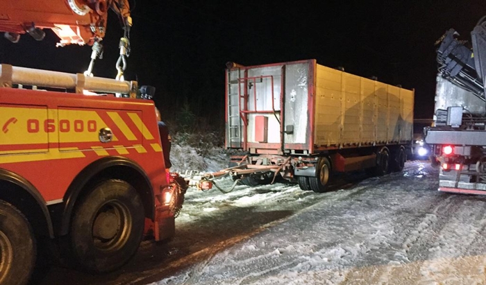 Her hentes Endre Rudstadens tilhenger med bergingsbil. Det ble ikke foretatt noen ytterligere sikring av den defekte bakakselen før videre transport til verksted. Foto: Øystein Rudstaden