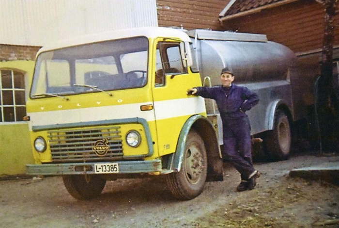 Denne flotte Volvo F85-en ble levert ny i 1967, og erstattet melkespannene med tank. Historien om denne og hundrevis av andre norske lastebiler kan du lese om i "Den norske veteranlastebilboka". Foto: Faksimile fra boka