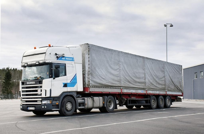 Dette er EU-vogntoget: En kort trekkvogn med kort akselavstand egner seg dårlig på glatte vinterveier. Arkivfoto: Stein Inge Stølen