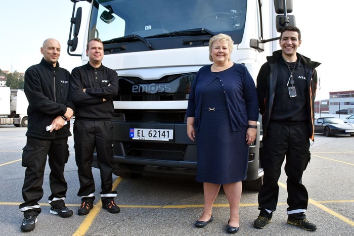 Lastebilen kommer i drift allerede onsdag og skal kjøres på skift av disse tre sjåførene. Fra venstre: Ioannis Soumpasis, Dan Emilian Strugar og Lachheb Samir. Foto: Stein Inge Stølen