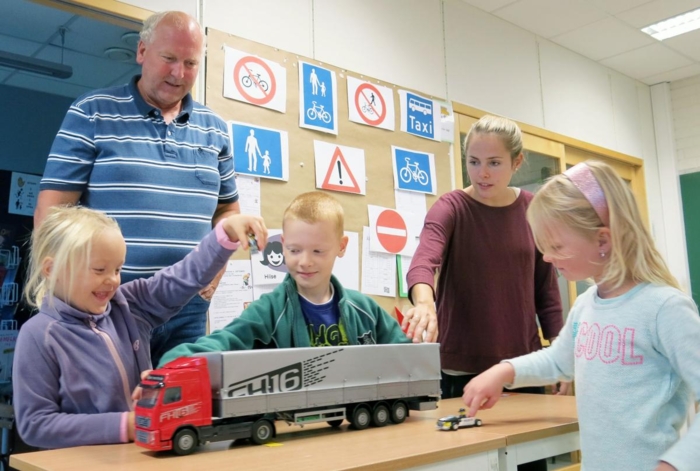 Forbundsleder Tore Velten stiller opp for de minste. Her fra Gol skole. Foto: NLF