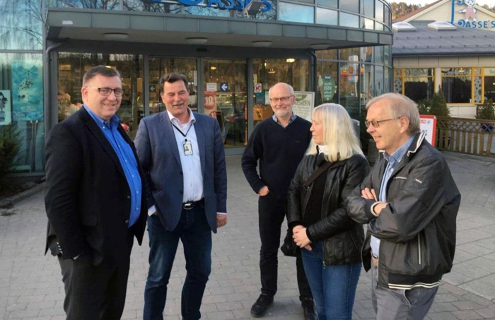 Da Vegvesenet inviterte til møte for å få innspill var NLF godt representert. Både fylkesleder Ragnhild Berg, regionsjef Olav Klasson Vefald og administrerende direktør Geir A. Mo møtte opp for å fremme næringens syn. Her i samtale med representanter for det lokale næringsliv i en pause. Foto: Knut Gravråk