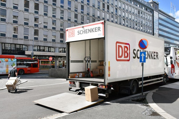 Mange av varene må fraktes til fots den siste etappen. Det gir god trim, men også leveringsutfordringer. Foto: Stein Inge Stølen