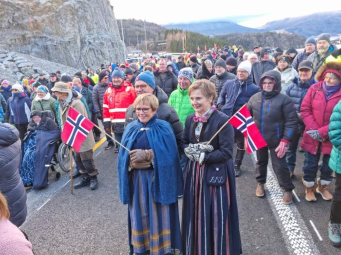 GOD STEMNING: Det var mange blide og fornøyde folk som deltok på åpningen av 5,4 kilometer lange E16 Kvamskleiva fredag ettermiddag. Foto: Guttorm Tysnes