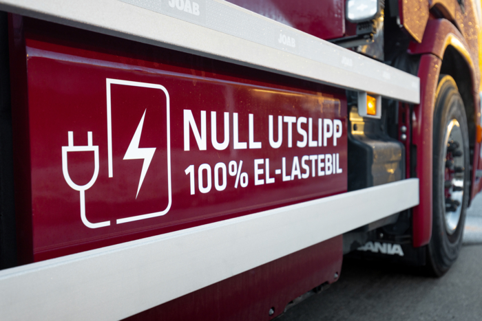 Det er liten tvil om hva som får denne lastebilen til å flytte på seg. Foto: Norsk Scania