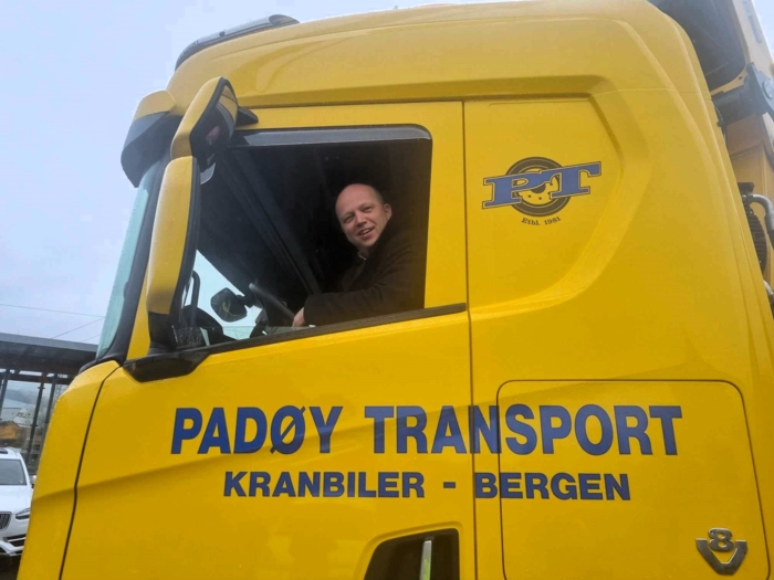 TAR STYRINGEN?: Trolig blir det Vedum som får gleden av å bevilge penger til K5. Her tar han seg en visitt i førersetet til en av bilene til Willy Padøy. Foto: Jan Ove Halsøy