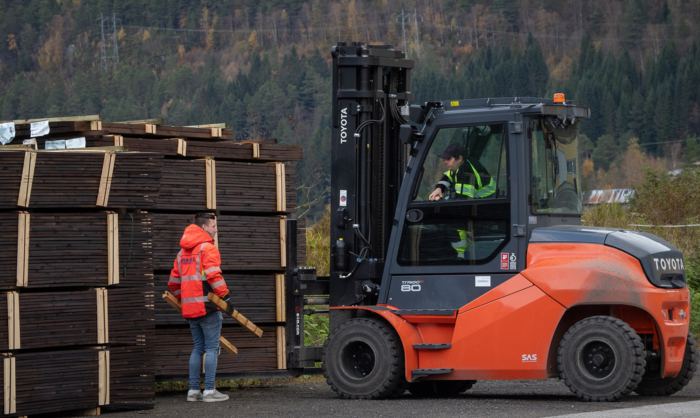 ET PUST I BAKKEN: Det ble også tid til en hyggelig prat med trucksjåføren. Foto: Jan Egil Sandstad