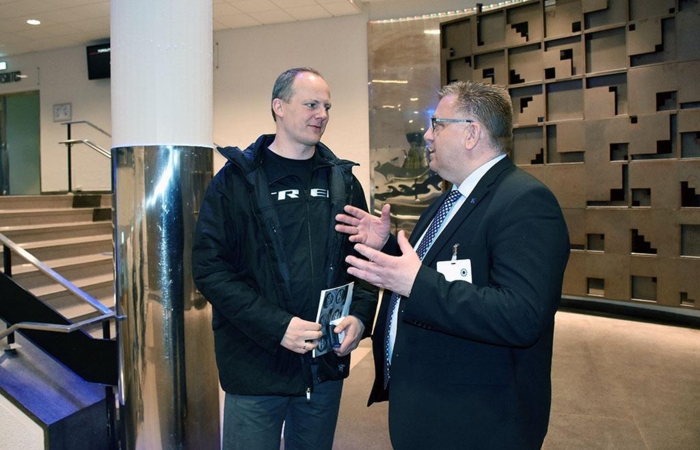 Samferdselsminister Ketil Solvik-Olsen og NLF-direktør Geir A. Mo ser øye til øye på problemstillingen rundt kabotasje og liberalisering av regelverket. Foto: Stein Inge Stølen