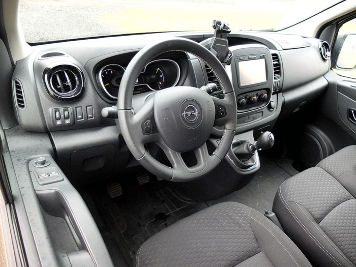 Vivaro deler til en stor del interiør med Renault Trafic. Førermiljøet er oversiktlig og velfungerende. Foto: Jan Harry Svendsen