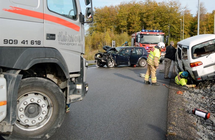Lastebiler er en viktig ressurs ved ulykker. Ofte brukes de som mothold når man skal trekke ut en bil for å frigjøre fastklemte personer. Foto: Jan Harry Svendsen
