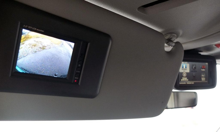 I SOLSKJERMEN: Skjermen for ryggekameraet er ”gjemt” i solskjermen på førersiden. Foto: Jan Harry Svendsen
