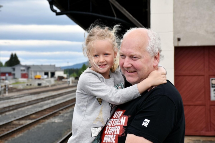 Selv om Tore Velten finner mye glede i forbundsledervervet og arbeidet som bedriftsleder, setter han kvalitetstid med barnebarna Ella og Hannah (bildet) over alt annet. Foto: Stein Inge Stølen