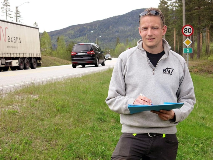 Både ansatte og tillitsvalgte settes i sving under telleaksjonen. Her teller nestleder i fylkesavdelingen i Hedmark Arild Olsbakk lastebiler langs RV 3. Foto: NLF